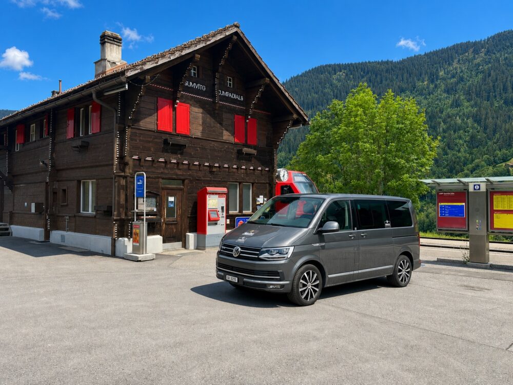 VW T6 Multivan 4x4 > Bahnhof Sumvitg